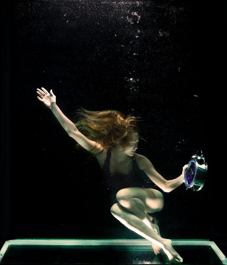 femme sous l'eau avec reveil