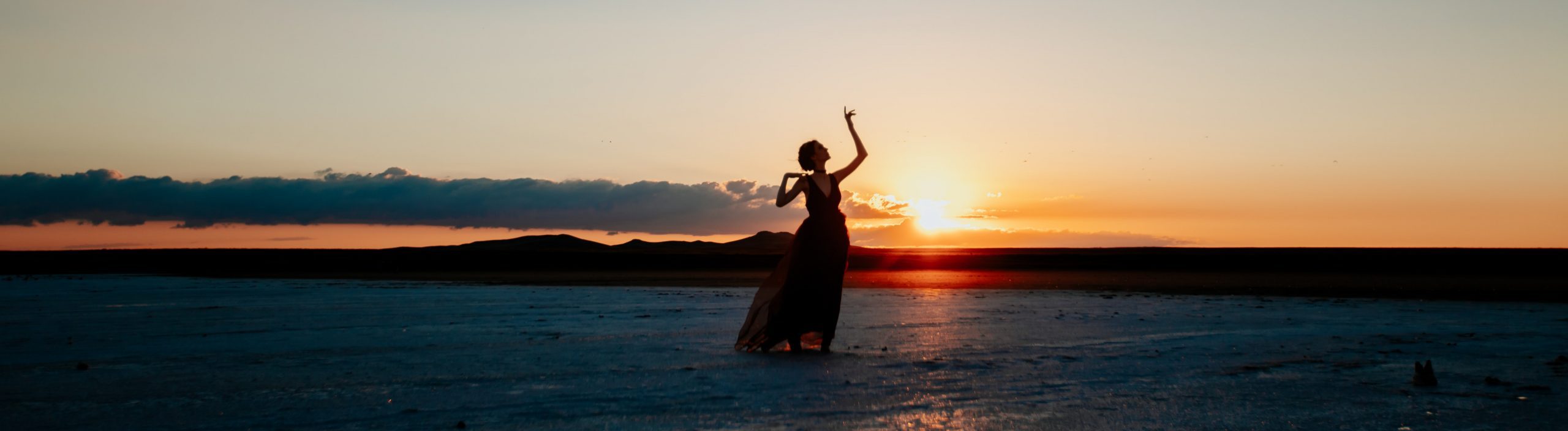 femme qui danse coucher de soleil