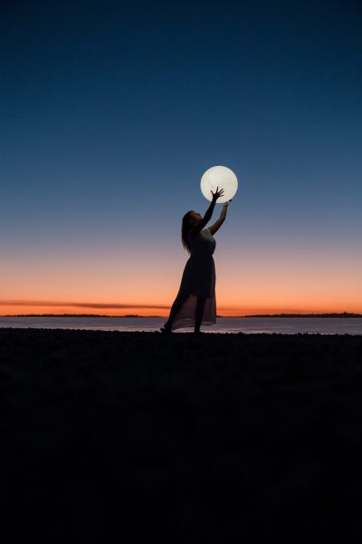 femme qui tient la lune